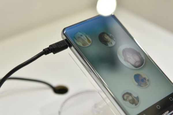 Corner R: lo smartphone di Sharp senza cornici è spettacolare