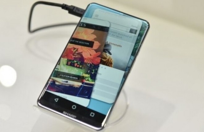 Corner R: lo smartphone di Sharp senza cornici è spettacolare