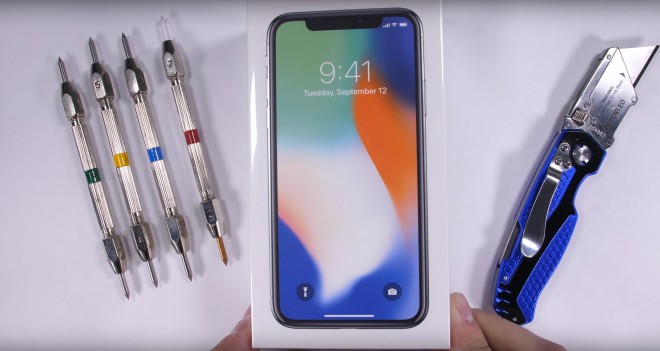 iPhone X sottoposto alle torture di JerryRigEverything